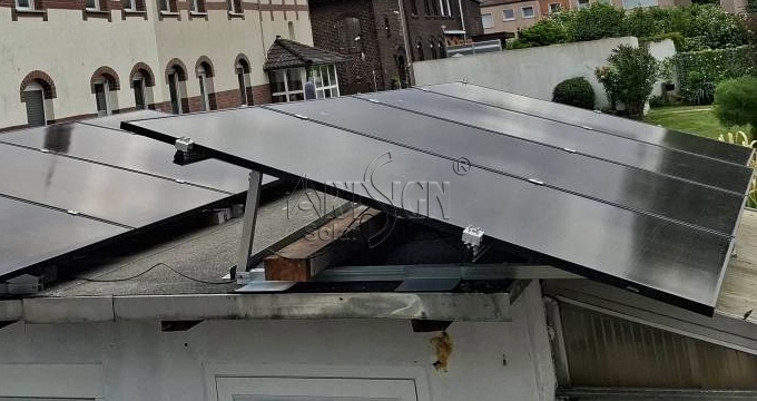 ArtSign 15,3-kW-Flachdach-Solarprojekt in Frankreich: U-Träger-Dreieck-Solarmontagesätze